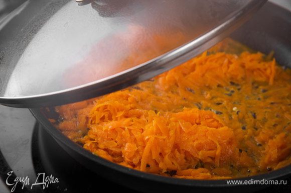Морковь натираем на крупной терке и тушим в сковороде с добавлением растительного масла с закрытой крышкой.