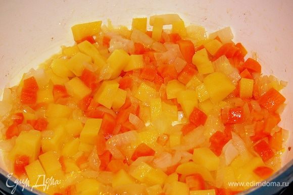 Лук, морковь, картофель очистить и нарезать кубиками. Обжарить в сотейнике на оливковом масле около 5 минут.
