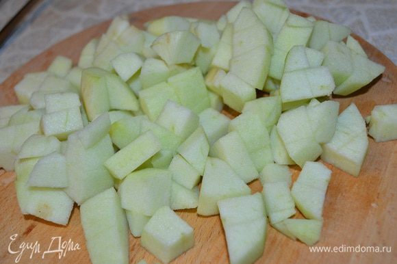 Мусс с зеленым яблоком: Желатин замочить в холодной воде и дать ему набухнуть. Яблоко очистите от шкурки и семян, нарежьте на кубики.