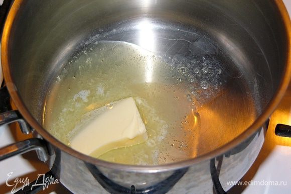 Для соуса Бешамель растопите в небольшой кастрюльке сливочное масло.