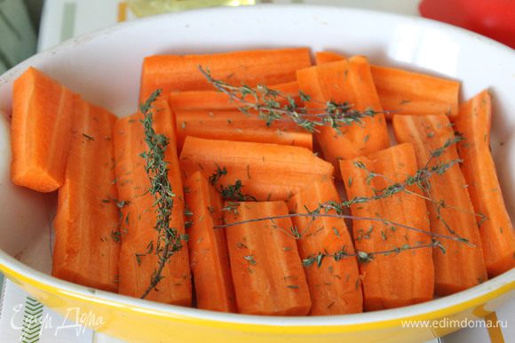 Морковь очистить, порезать продольными полосками, выложить в жаропрочную форму, посыпать свежим тимьяном и поставить в духовку запекаться до мягкости (примерно 30 минут).