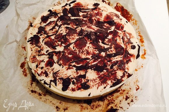 Когда торт полностью заморозится, извлекаем его из формы (предварительно обдув форму горячим феном), украшаем растопленным шоколадом.
