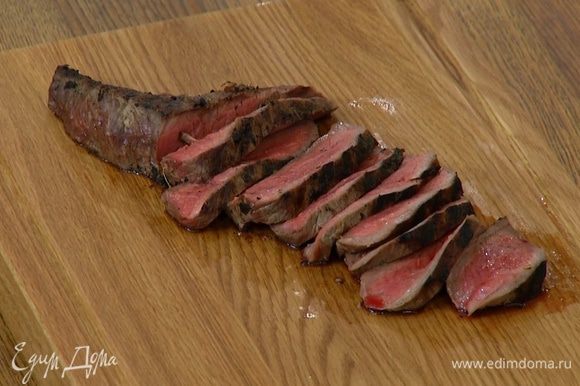 Готовое мясо выложить на деревянную доску и дать ему отдохнуть, затем нарезать.