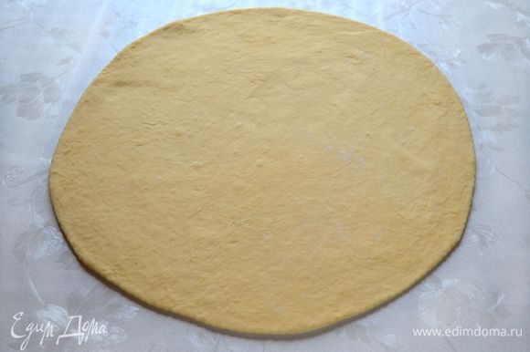 Раскатать тесто в круг диаметром больше самой формы см на 5.