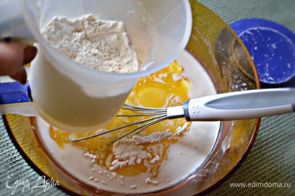 Затем добавьте яйца, соль, растопленное сливочное масло. Постепенно всыпьте просеянную муку и замесите гладкое эластичное тесто.