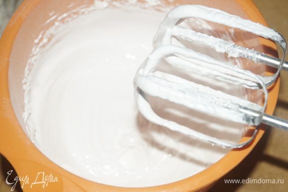 Яичные белки взбиваем со щепоткой соли в пышную пену. Затем продолжая взбивать добавляем по 1 ст. л. сахарной пудры, взбивать не прекращаем. Масса должна получиться блестящей и плотной, которая не будет растекаться.
