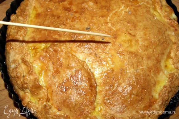 Проверяем бамбуковой палочкой или острым ножом готовность пирога. Начинка должна загустеть, а пирог стать золотистым.