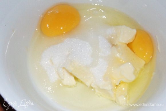 Духовку разогреть до 180°С. Размягченное сливочное масло растереть с сахаром и яйцом.