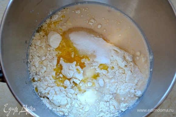 Добавить сахар, соль, растопленное масло и замесить тесто.