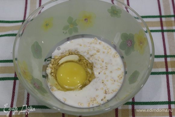 Яйцо, хлопья, молоко и соль кладем в миску.
