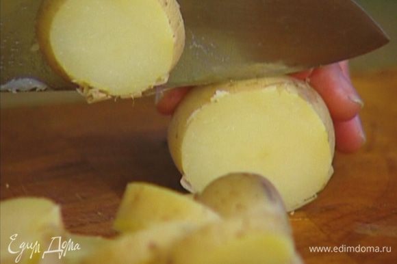 Картофель отварить в мундире, затем, не очищая, нарезать кружками.