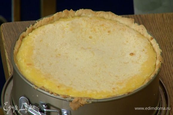 Готовый лимонник посыпать кедровыми орехами и сахарной пудрой. Подавать пирог полностью остывшим.