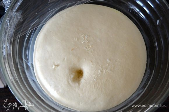 Через 90 мин. проверьте тесто на подъем, слегка вдавив палец. Если образовалась дырочка, и она не затягивается, тесто готово. Если дырочка закрывается, оставьте тесто для расстойки еще на 10-15 мин.