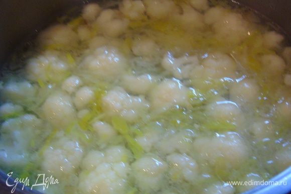 Добавьте в суп, посолите, поперчите и варите до готовности капусты.