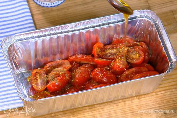 Запекать помидоры в разогретой духовке 20 минут.