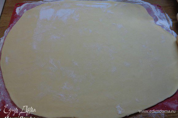 Остывшее тесто раскатать в пласт толщиной около 3 мм.