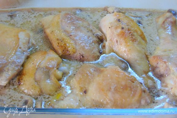 Вылейте соус в форму для запекания, а сверху выкладывайте курицу.