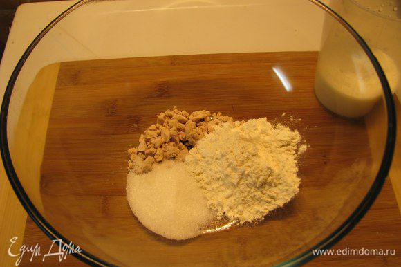 Дрожжи растворить в молоке добавить 2 ст. л. муки и 1 ст. л. сахара, щепотку соли, перемешать. Поставить подходить опару в теплое место на 30 минут. В это время замачиваем изюм.