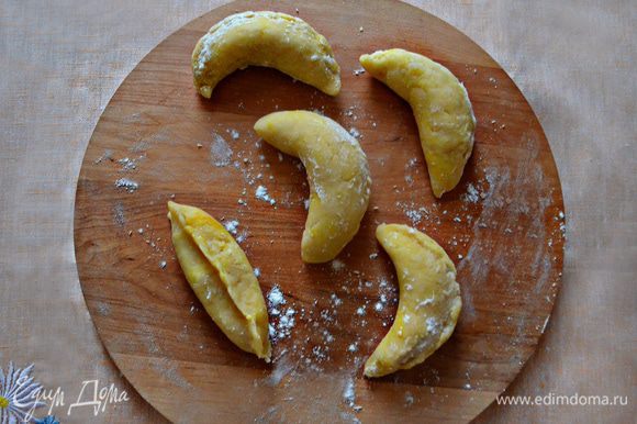 Слепите пирожок и изогните его немного, придав форму банана. Противень выстелите пекарской бумагой, слегка смажьте маслом. Выложите "бананчики" на противень и выпекайте 40-50 мин при 180°С. Печенье должно немного подрумяниться.