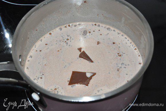 Убавить нагрев на средний уровень. Всё время помешивая какао, добавить в сотейник кусочки шоколада.