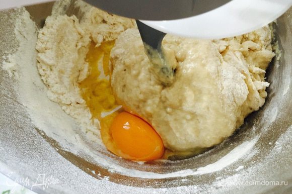В чаше комбайна замешиваем тесто: в муку разбиваем яйцо, выливаем молоко (через ситечко).