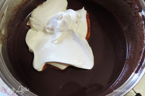 Затем аккуратно соединяем шоколадную основу со взбитыми сливками (200г).