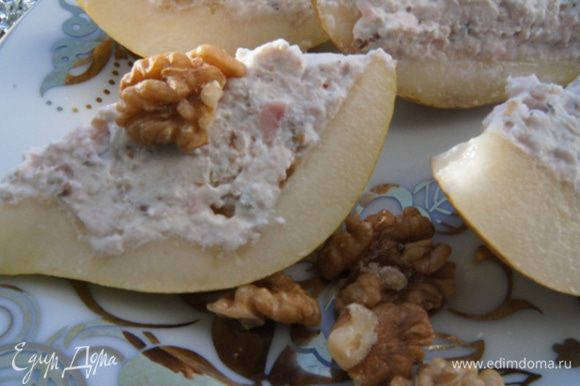 Охлажденные груши разрезать на 2 части, украсить грецкими орехами. Приятных и вкусных Вам праздников!