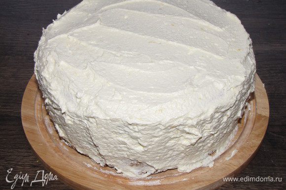 Бока торта так же обмазать творожным кремом.