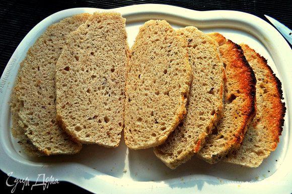 Хлеб подсушить немного в тостере. У меня хлеб "Рижский" кисло-сладкий с тмином.