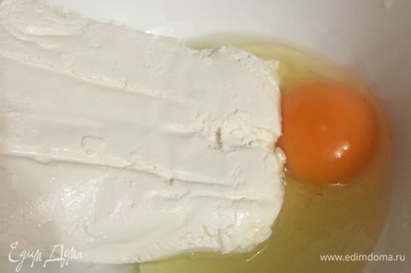В миске смешиваем творог, манку, сахар и яйцо.