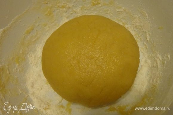 Сначала сделать тесто: мягкое масло растереть с солью, сахарной пудрой и желтком. Постепенно всыпать муку с содой и хорошенько все перемешать. Получится мягкое и приятное в работе тесто.
