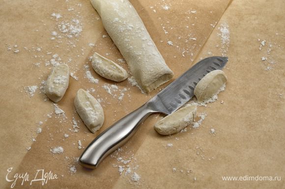 Раскатать тесто в длинную колбаску и порезать на небольшие одинаковые кусочки, размером 1-1,5 см.