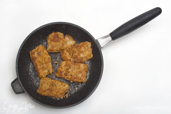 В сковороде разогреть растительное масло и обжарить кусочки филе по 2-3 минуты с каждой стороны.