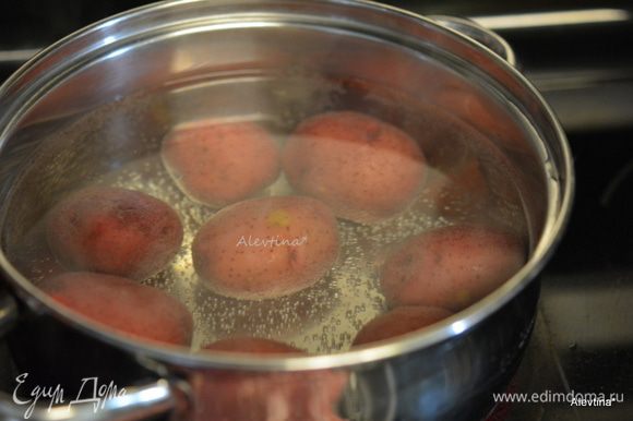 В соленой воде довести картофель до кипения. Убавить огонь, закрыть крышкой и варить 10 минут или до готовности. Слить воду.