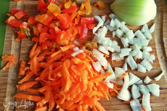 Очистить, натереть и нарезать морковь, перец и лук.