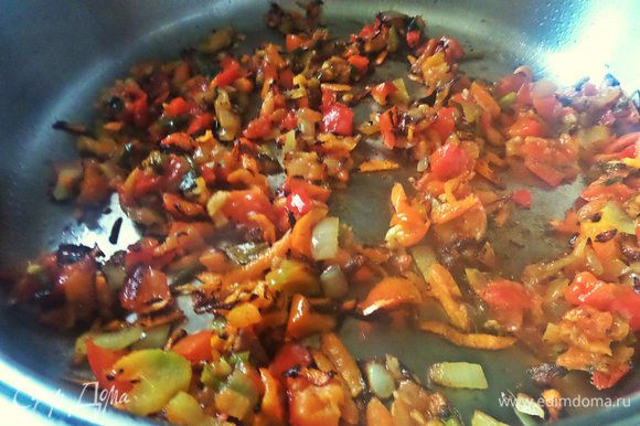 Обжарить на растительном масле, позже добавить к ним томат без кожицы.