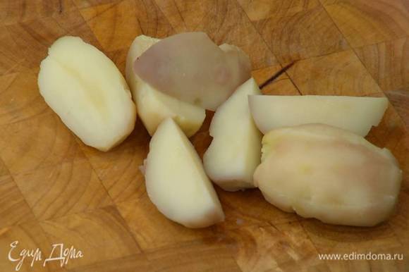 Картофель отварить до полуготовности, затем почистить, нарезать и пропустить через мясорубку.