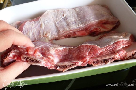 Для приготовления выбираем мясистые говяжьи ребра. Лучше, если это будет свежее мясо, а не размороженное.