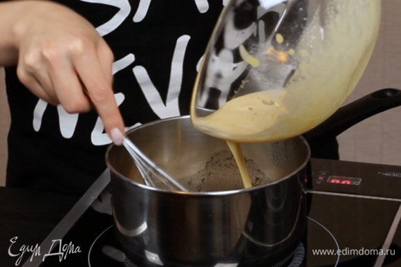 Затем желтковую массу перелейте в сотейник к молоку и доведите до температуры 80°С, постоянно перемешивая.