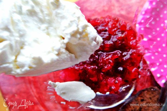 Взбиваем сливки с ванилью и накрываем джем слоем сливок. Если берёте просто толчёные ягоды,то в сливки добавьте сахар!