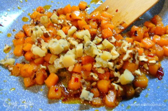 Добавьте тимьян, перец, соль, перемешайте и уберите с огня, добавьте мелко нарезанные орехи и сыр.