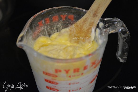 Отдельно смешать йогурт натуральный или кефир, яйцо и растопленное масло.