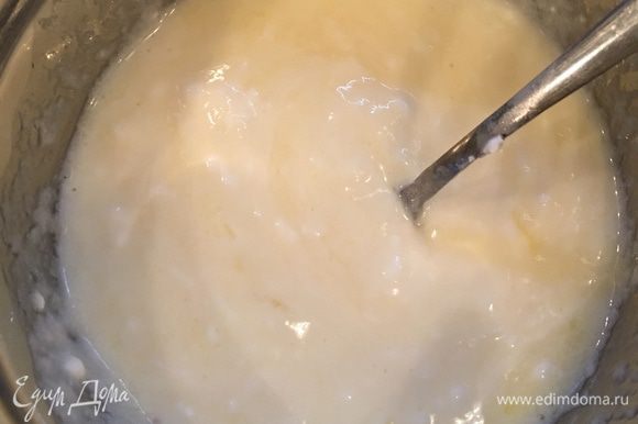 В отдельной посуде взбиваем вилкой яйца и добавляем к ним кефир.