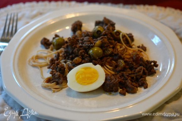 Отварим спагетти, рис или можно использовать лепешки тако, тортильи. Поперчим и подаем к столу с яйцом и зеленью по желанию. Приятного аппетита.