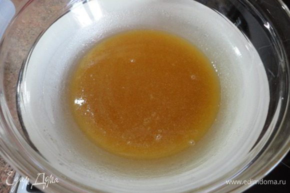 Сливочное масло, мед и сахар растопить на водяной бане до растворения сахара. Снять с плиты и остудить немного.