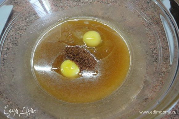 Добавить 1 ч. л. смеси молотых пряностей для кондитерских изделий, соль, 1 яйцо и 1 желток (белок остается для украшения). Перемешать.