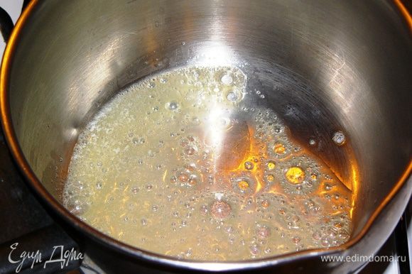 В кастрюле, где будет вариться суп, распустить сливочное масло.