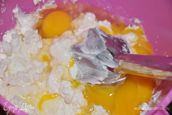 Смешать блендером творог и сахар. По одному добавить 4 яйца, каждый раз, хорошо перемешивая массу блендером.