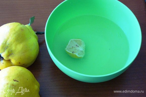 Для начала подготовим вместительную миску с водой (3 стакана), выдавим туда сок половины лимона. Выжатый лимон можно забросить туда же.