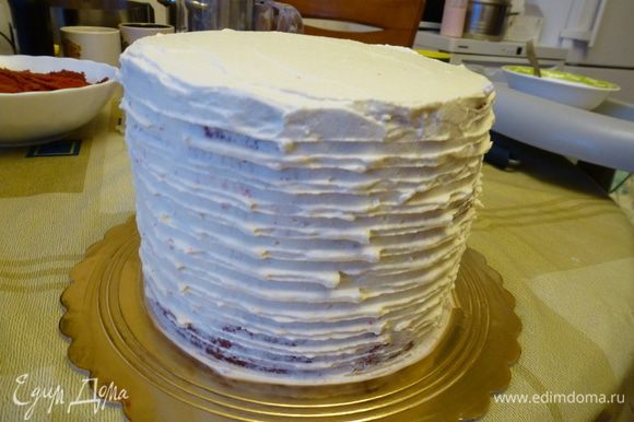 Оставшейся 1/3 частью крема обмазываем бока и верх торта.